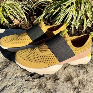 Sorel Women's Kinetic Impact Strap Sneakers EUC